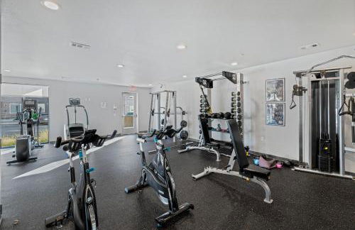 New Downtown Luxury APT ' 2 King Beds, Free Parking, Fast Wi-Fi & Gym Access! - Foto 34