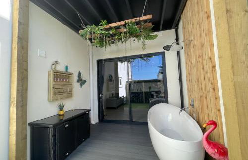 The Jungle Apartment - by Coastline Retreats - Jungle Themed Garden Apartment - Outdoor Bath - Next to Seafront - Childrens Toys - Superfast Wifi - Netflix - Disney - Foto 6