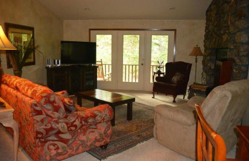 37DPD - Forest view, log-sided two bedroom, two bath condo on Lake Ouachita - Photo 4