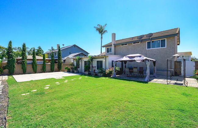 Spacious Family Retreat w Garden Modern Comfort - Photo 18