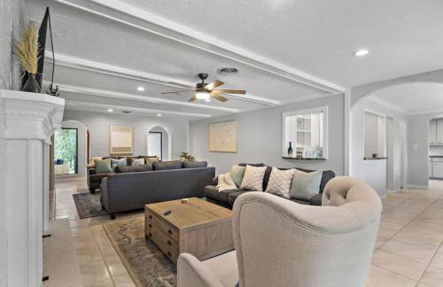 Waterfront oasis with private pool, game room, fire pit and volleyball court - Foto 16