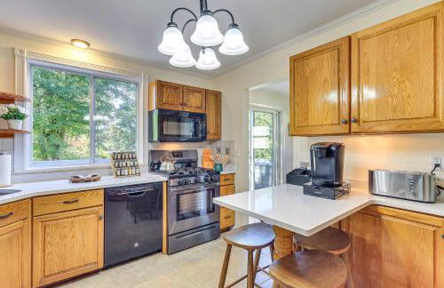 Spacious Fanwood Home with Decks, Walk to Park! - Foto 6