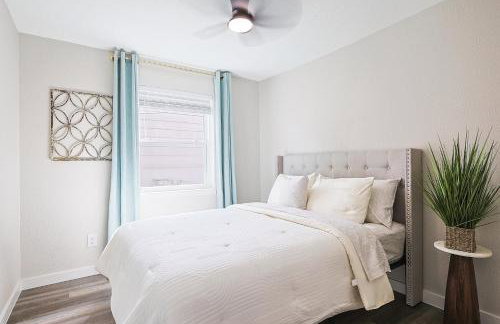 Luxury 4BR Retreat 10 Mins to Downtown & Lake - Photo 25