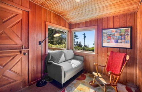 Historic Oceanside Cabin with Peek-a-boo views dog friendly - Foto 33