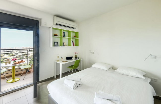 Studio apt w balcony and Kitchen - Photo 2