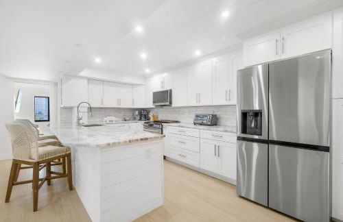 Luxury direct oceanfront corner with large private balcony, heated pool and garage - Photo 23