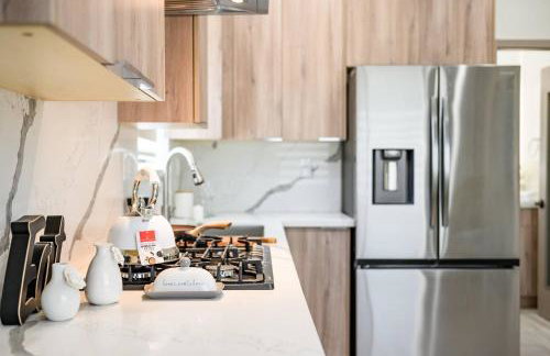 Cozy Modern Home w Full Kitchen & Parking - Foto 17