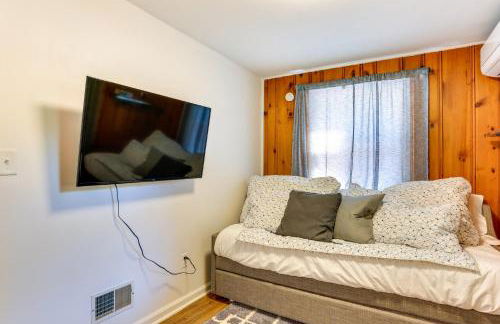 All-Season Vernon Township Lake House Retreat! - Foto 13