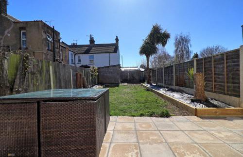 Large Southend Beach House Sleeps 8 Free Parking x 2 Perfect for Contractors 4 King Beds or 8 Single Beds by The Opulent Property Project UK - Foto 5