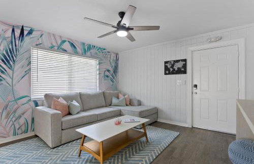 5 min Beaches~Mini Golf~Pool Table~Pets~KING BED + - Foto 8