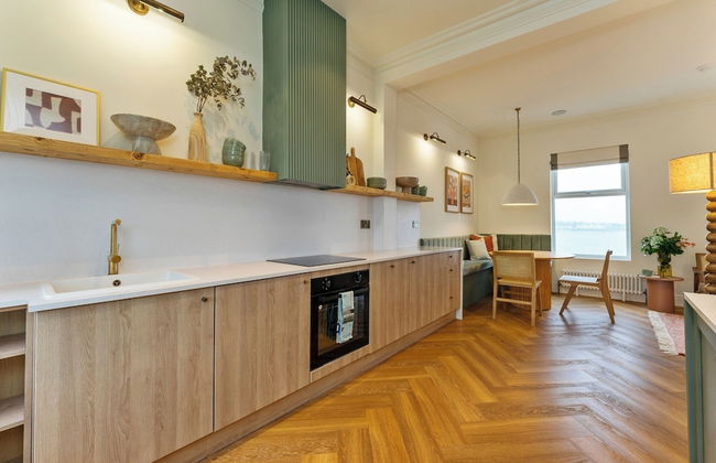 Modern 2-bed Apartment - Sleeps 6 - Seafront View - Foto 4