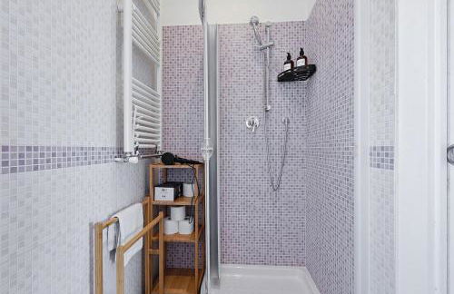 Azure Oasis with parking near the airport & beach - Foto 12