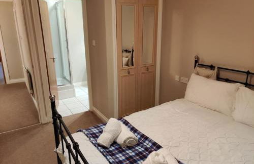 Next to the Palace and Royal Mile with parking - Photo 19