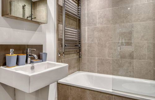 3-Bed, 2-Bath Wembley Apartment with Free Parking - Foto 31