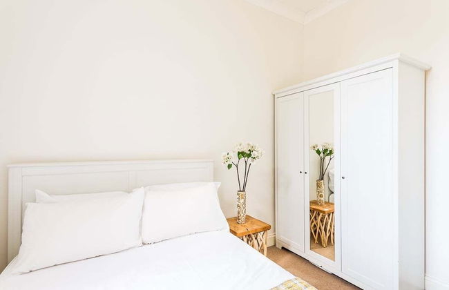 Bright and Spacious Notting Hill Nest - Photo 8