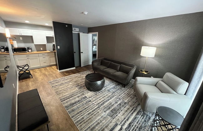 Lighthouse Inn & Suites - Photo 45