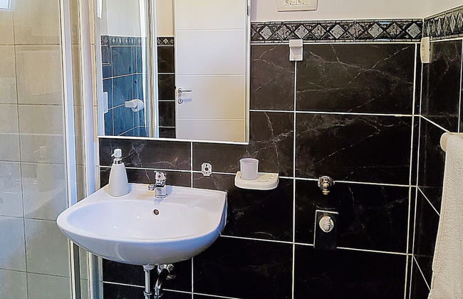 Apartment 4 Sleeps 4 Guests - Photo 15