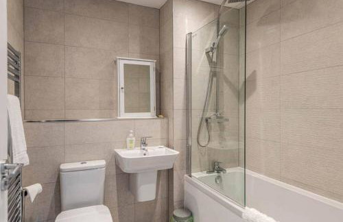 Beach Mews - Modern townhouse with patio and private parking - Photo 14