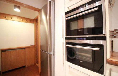 Cheerful Two-Bedroom Residential Home - Foto 9