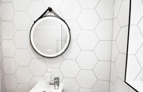 Rayan Heights Cosy 1 bedroom flat sleeps 2 perfect for contractors tourists families - Free parking - Foto 12