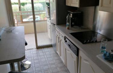 air-conditioned apartment with pool plus beach shuttle - Photo 8