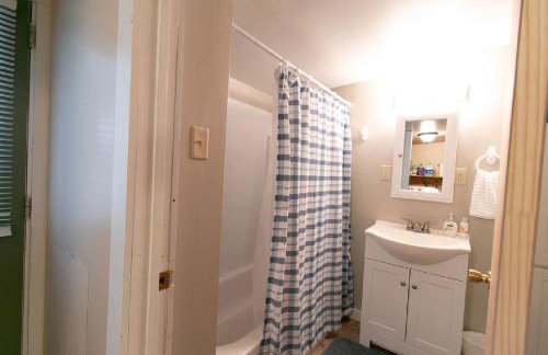 Downtown 2 Bedroom Cottage, Sleeps 6, Walking Distance to Honeywell, Downtown Restaurants, Shopping - Foto 19