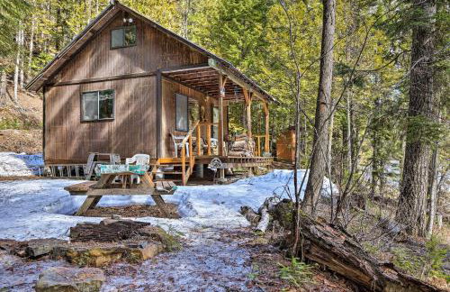 Private Yaak River Hideaway with Deck and Mtn Views! - Foto 24