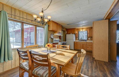 Lakefront Townsend Cabin with Fire Pit and Dock! - Foto 1