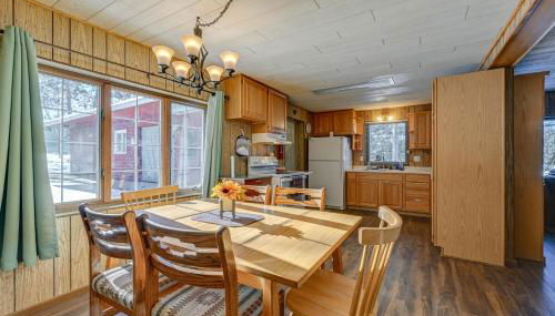 Lakefront Townsend Cabin with Fire Pit and Dock! - Foto 1