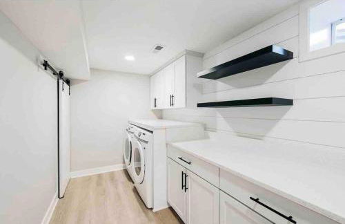 Beautiful luxury home freshly renovated with big yard, seating & grill pad - Foto 11