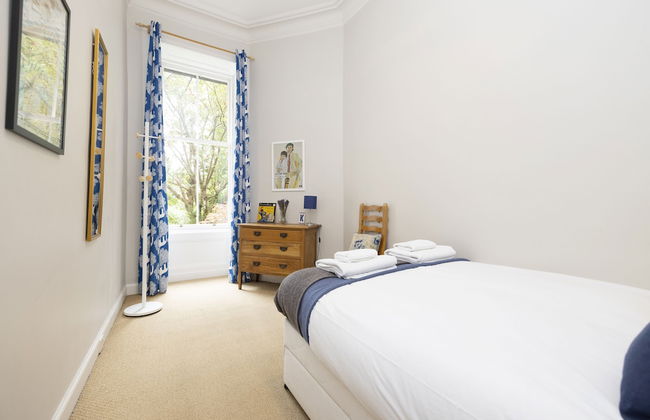 JOIVY 3-Bed Meadows Flat Near Castle & Royal Mile - Photo 7