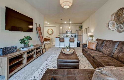 Boho Oasis w KING Bed w POOL Nr AIRPTShoppingDWTN - Foto 1