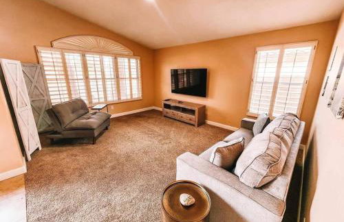 Luxury Pool Home! Amazing Back Yard Oasis - Foto 19