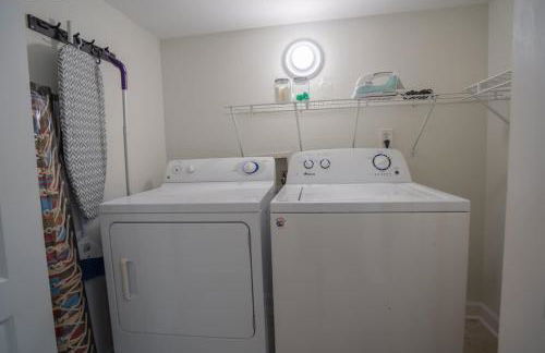 6 Min to North Hills - Private deck - In Unit Washer and Dryer - Foto 22