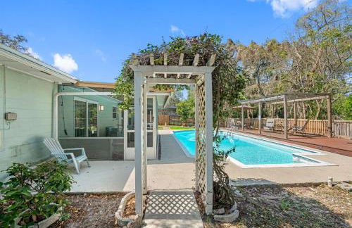 Spacious & Amazing Home w Big Pool and Patio - Photo 37