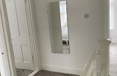 Iris Home in Southsea FREE street parking and pets welcome - Photo 5