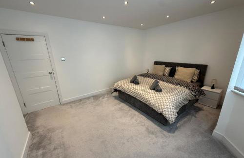 Luxury 4 Bedroom House in Harrow with Free Parking - Foto 14
