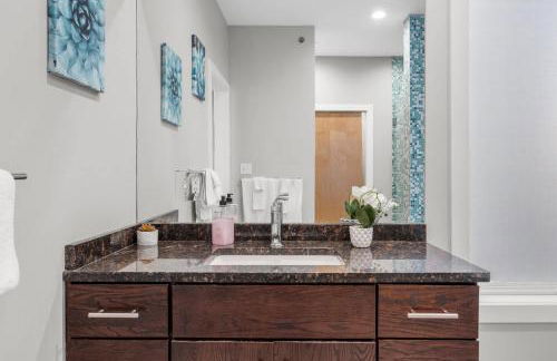 NEW Elegant Downtown Escape with Modern Comforts - Foto 11