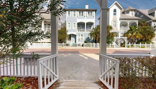 Luxury cottage with pools & multiple decks, 1/2 block to beach - Foto 3