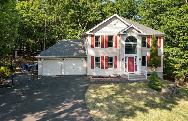 Charming Poconos Retreat With hot tub Fireplace - Foto 38
