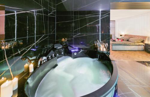 Jacuzzi LoveAparts Marki Romantic Getaway - Photo 45