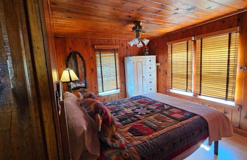 Cozy Cabin Retreat - Sleeps 8 - 1 Hr from STL - Foto 6