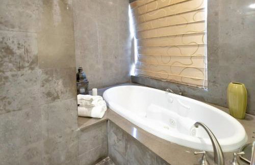 2B Beachfront condo! Pool! Games! 15 mins to PBI! - Foto 42