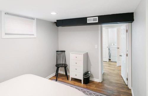 Spacious Home in DT Libertyville Near Naval Base - Foto 11