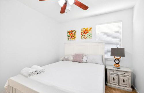 Tropical Desert Oasis Phoenix 5BR 3Bath with Outdoor Tiki Bar & BBQ - Photo 17