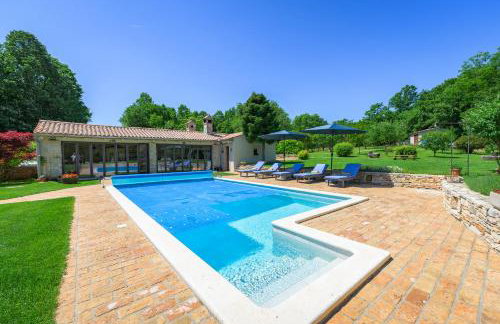 Villa Lipa for 8 persons near Pula with 41 m2 heated pool, beautiful garden, sauna & kids playground - Foto 2