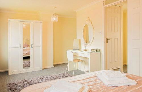 Central 2 Bed House w/ Garden and Free Parking! - Photo 40