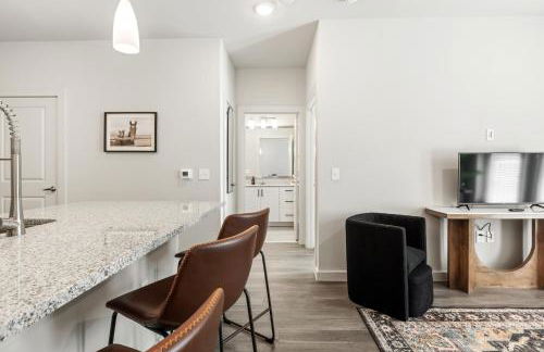 Poolside Luxury 1BR w Private Patio - Photo 13