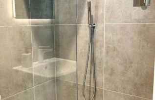 Relaxing private entrance ensuite room with stunning sea view and swimspa - Photo 24