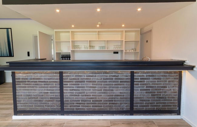 Mansion With Pool & Bar - Photo 8